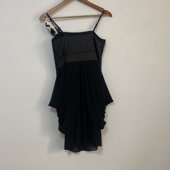 Ajoy- Black Dress with decorative Floral Feature - Size 8 - Picture 4 of 8